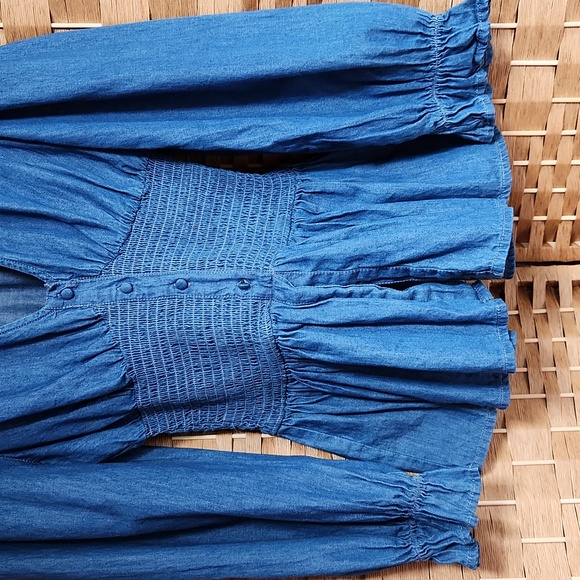 Women's Jean-Like, Smocked Waist V-Neck, Peplum w Ruffle, Chambray Med Wash Top - Picture 4 of 10
